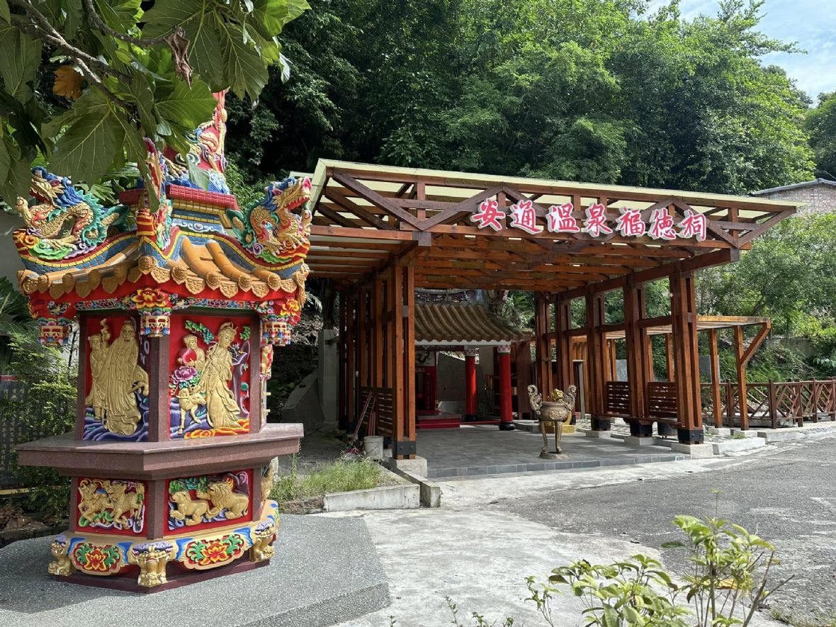 祠廟現由一座木構開放式屋架覆蓋屋架，採涼亭式設計。旁圍金爐