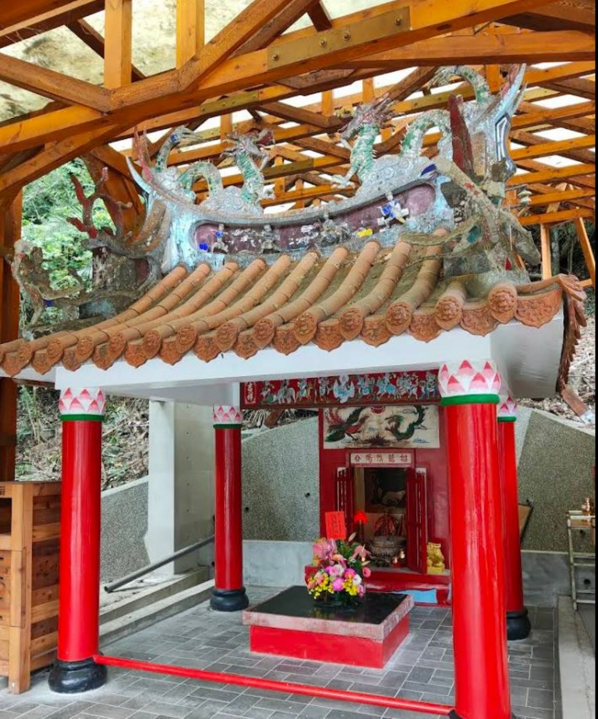 正殿覆以陶瓦歇山屋頂，屋脊以剪黏工藝塑飾「雙龍搶珠」圖案，脊座並飾人物與獸面紋飾，龍鱗以碎瓷鑲嵌，色彩漸斑駁但仍見其細工華麗，屋緣瓦當雕飾獅首，呈現傳統匠作之美。 