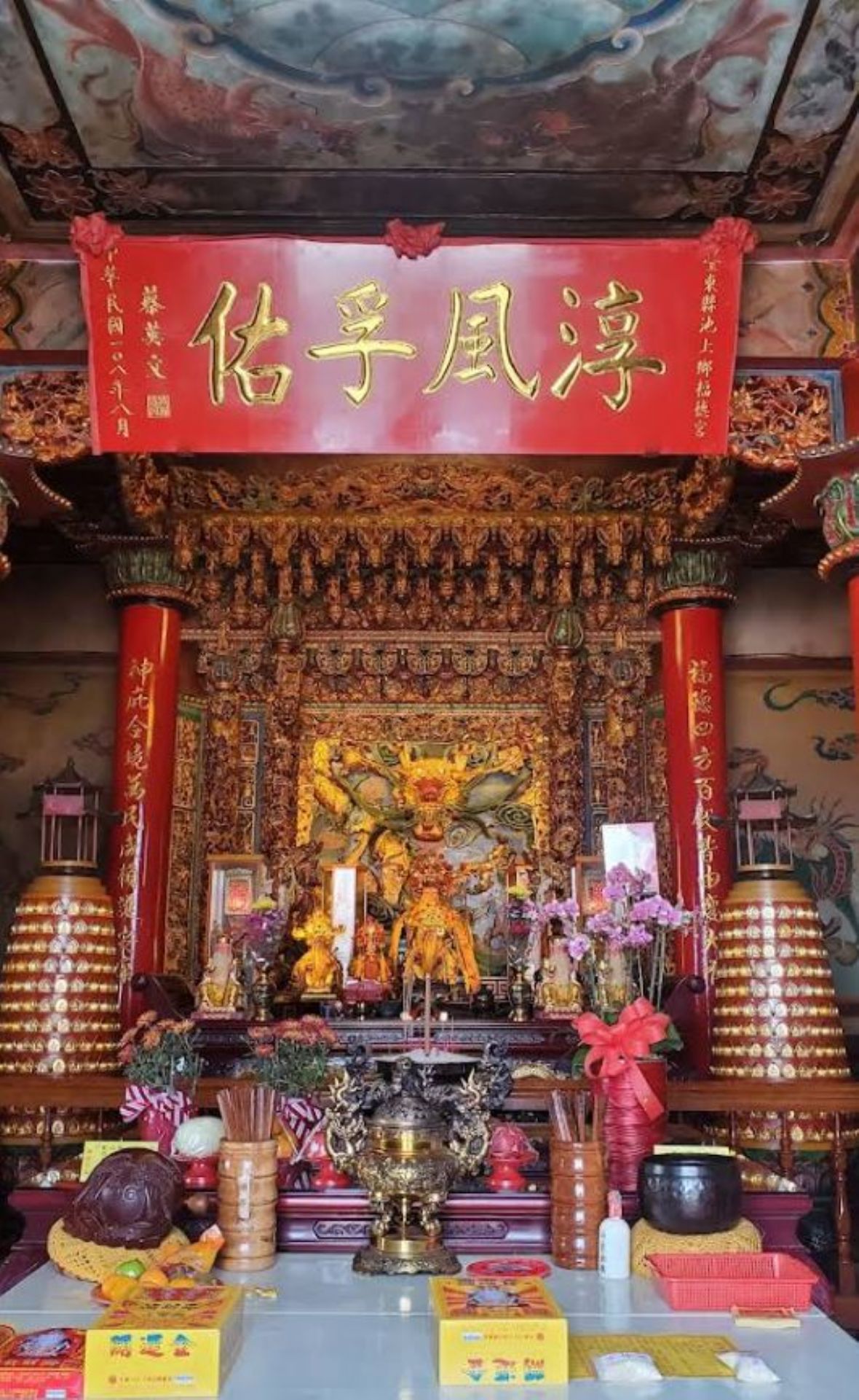 正殿神龕與匾聯