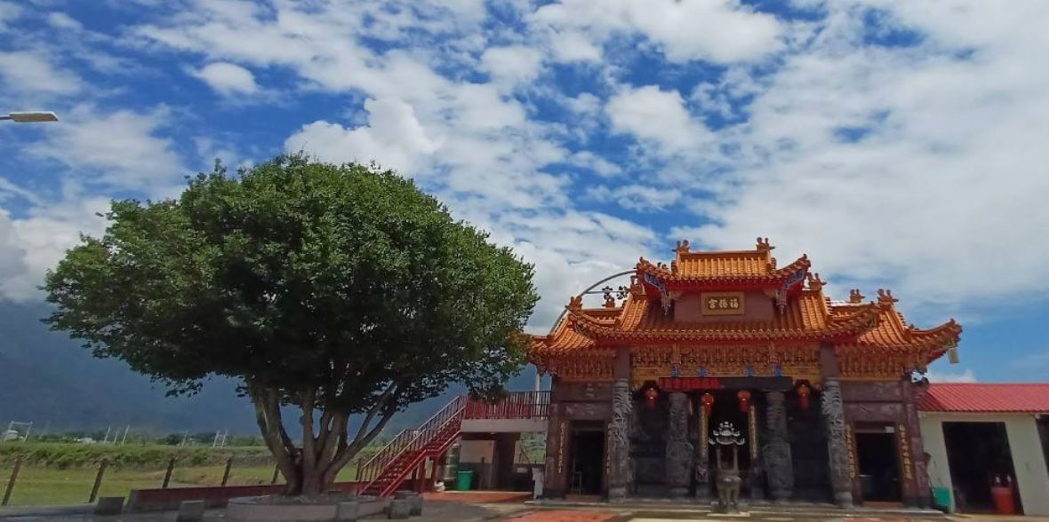 池上鄉福德宮與枝葉繁茂的大榕樹