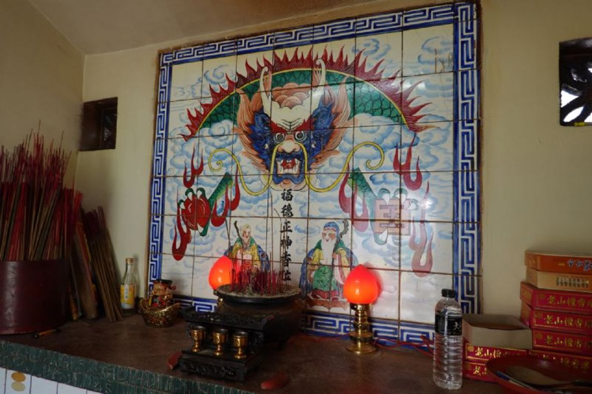 手繪彩磁土地公、土地婆神像（林美辰攝，2022）