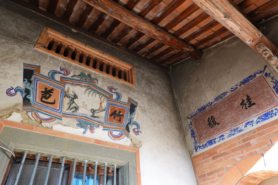 硬摺書卷形式窗額與落鵝間門額（林美辰攝，2022）