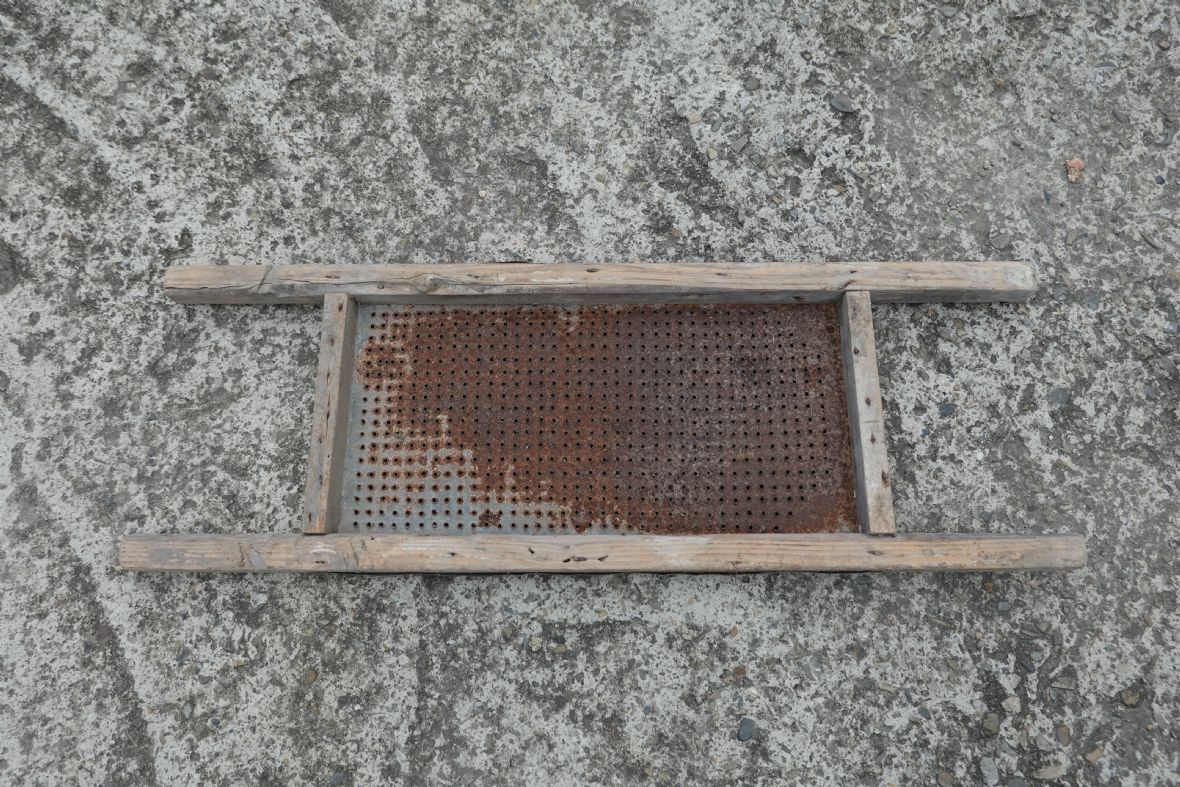 米苔目篩（林洪文提供，林美辰攝，2021）