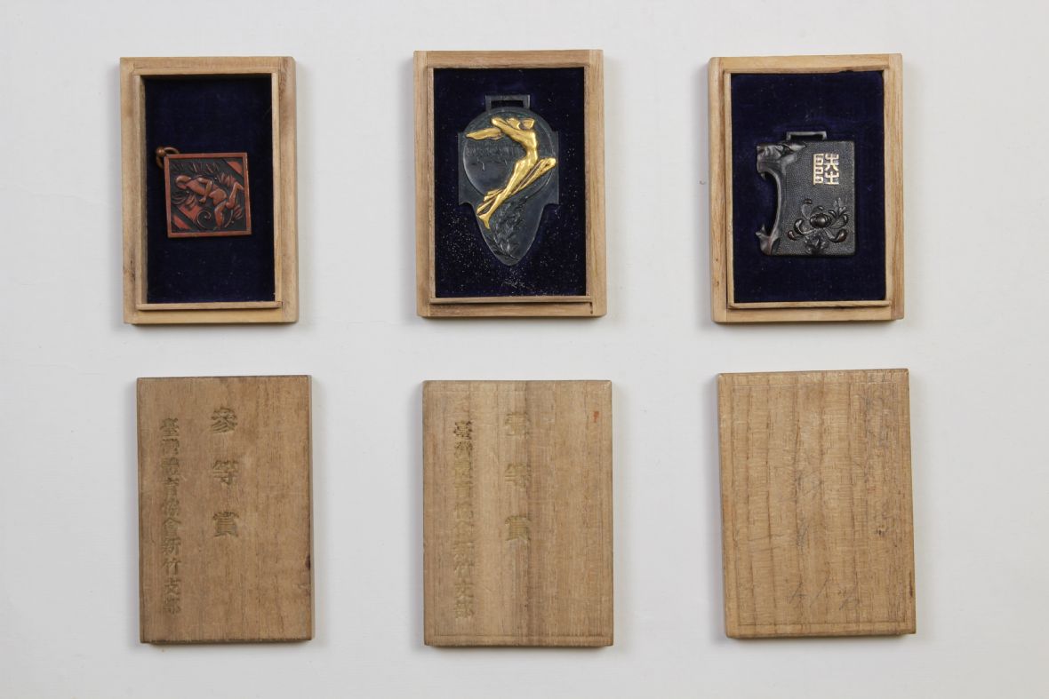 昭和7年至9年新竹州陸上競技大會紀念章與木盒正面