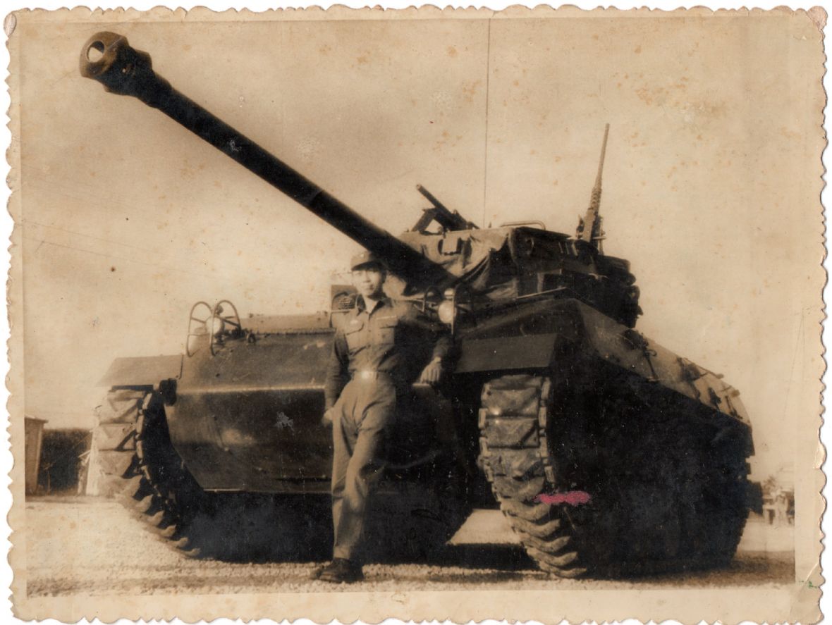 民國43年高瑞生與裝甲車合影（高瑞生提供）