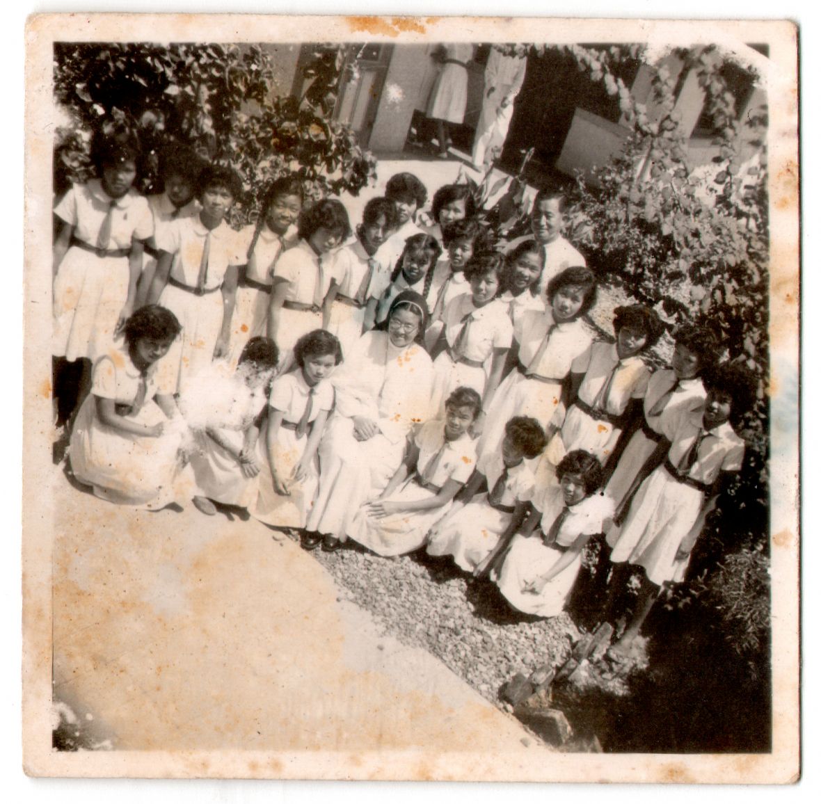 西元1957年錫江南洋女中修女與同學合影紀念（曾憲瓊提供）