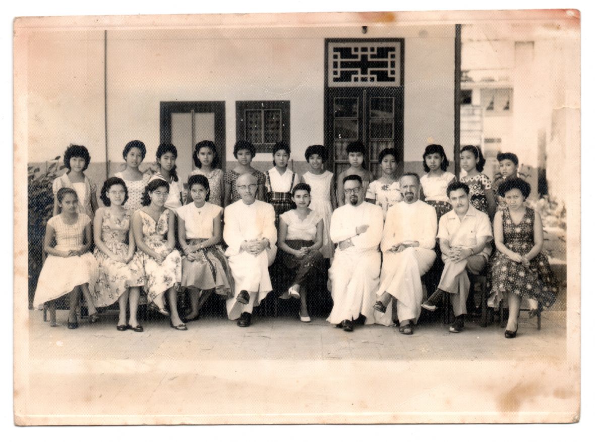 西元1958年錫將南洋女中印尼校長、教職員與畢業生合影紀念（曾憲瓊提供）