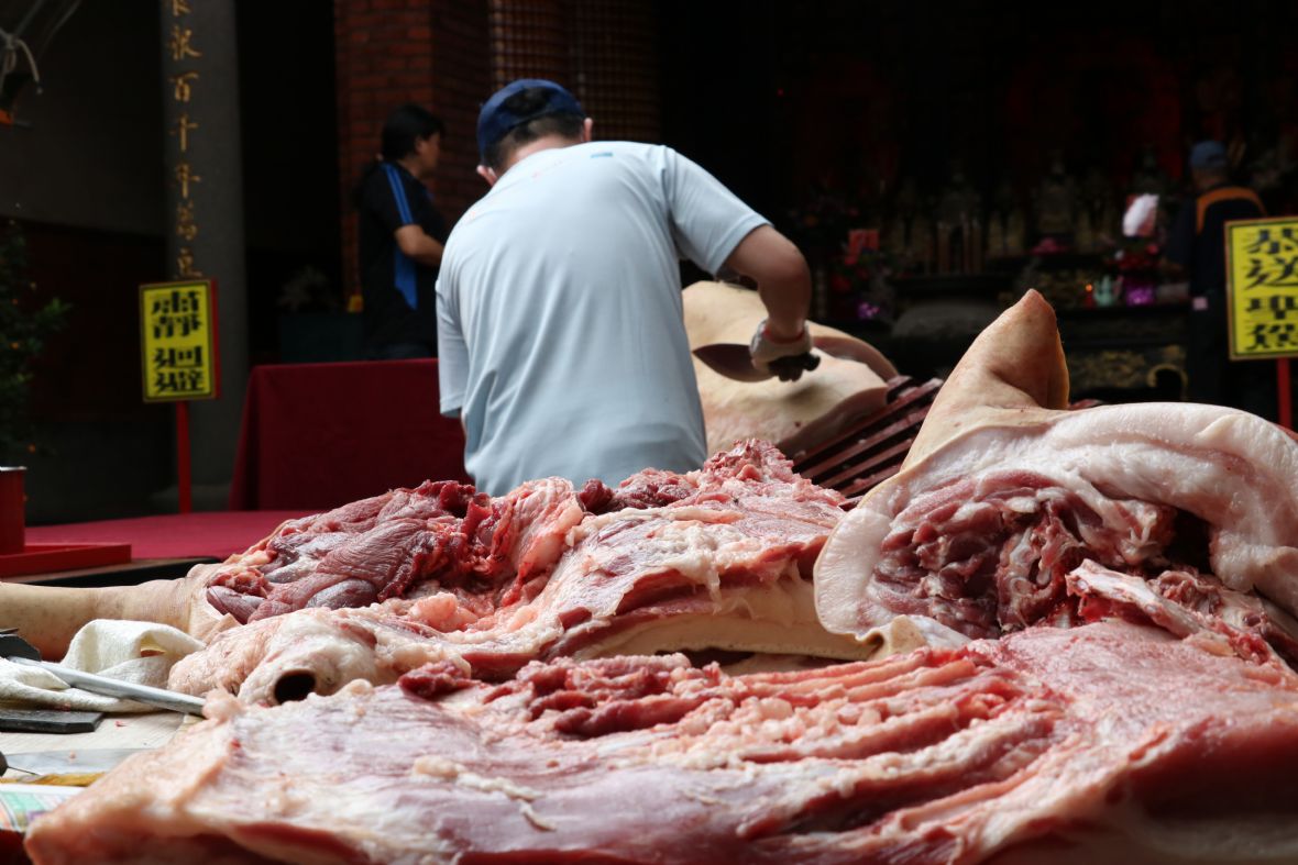祭典圓滿撤饌後剖分神豬肉（福肉）