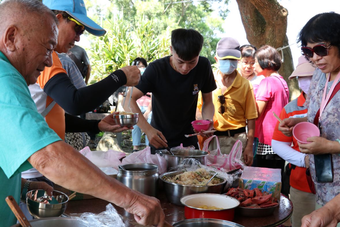 老湖口崗頂茶園伯公祠登龕紀念日信衆進行食福活動