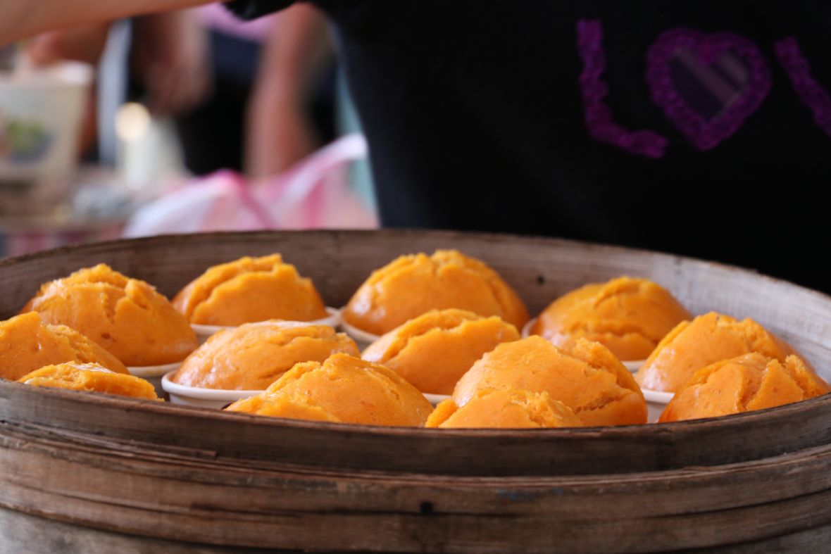 老湖口崗頂茶園伯公祠登龕紀念日食福活動的南瓜發糕