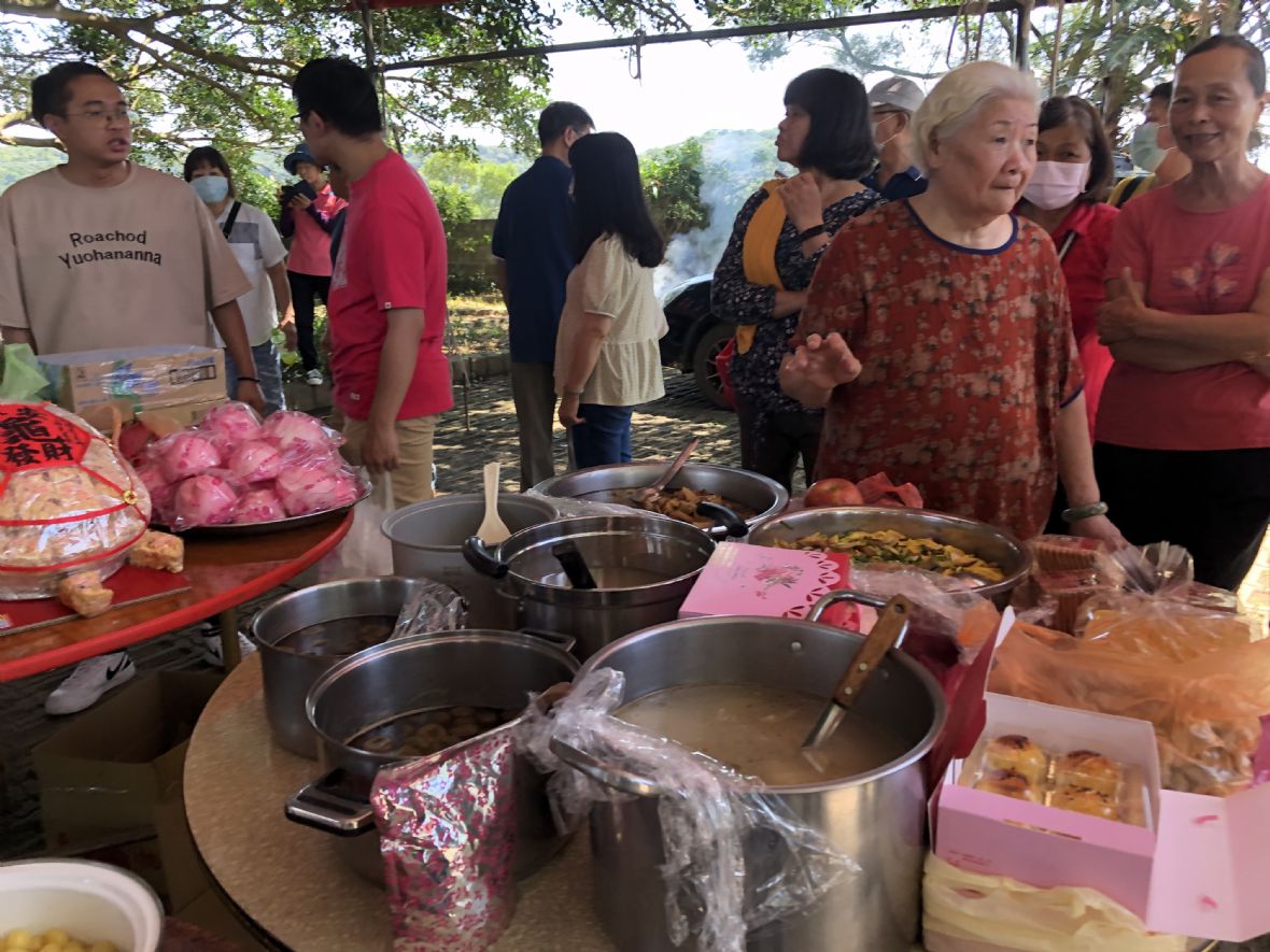 老湖口崗頂茶園伯公祠登龕紀念日信衆以料理好的餐點為供品