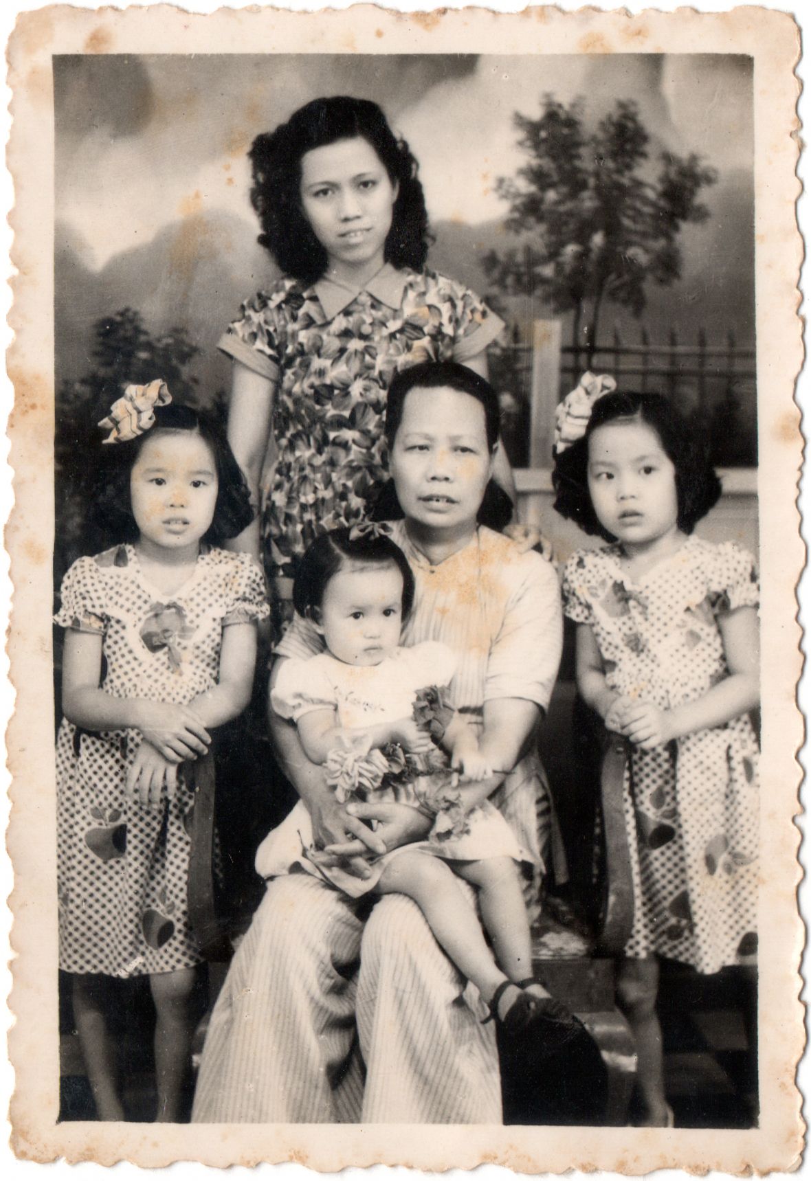 西元1951年曾憲瓊（圖左）與外婆（圖中）、阿姨（後方站立者）和兩個妹妹於印尼拍攝紀念相片（曾憲瓊提供）