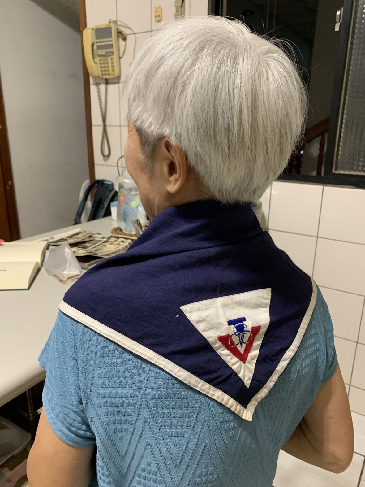 曾憲瓊披上當年她就讀的「印尼聯義華人小學」童軍領巾