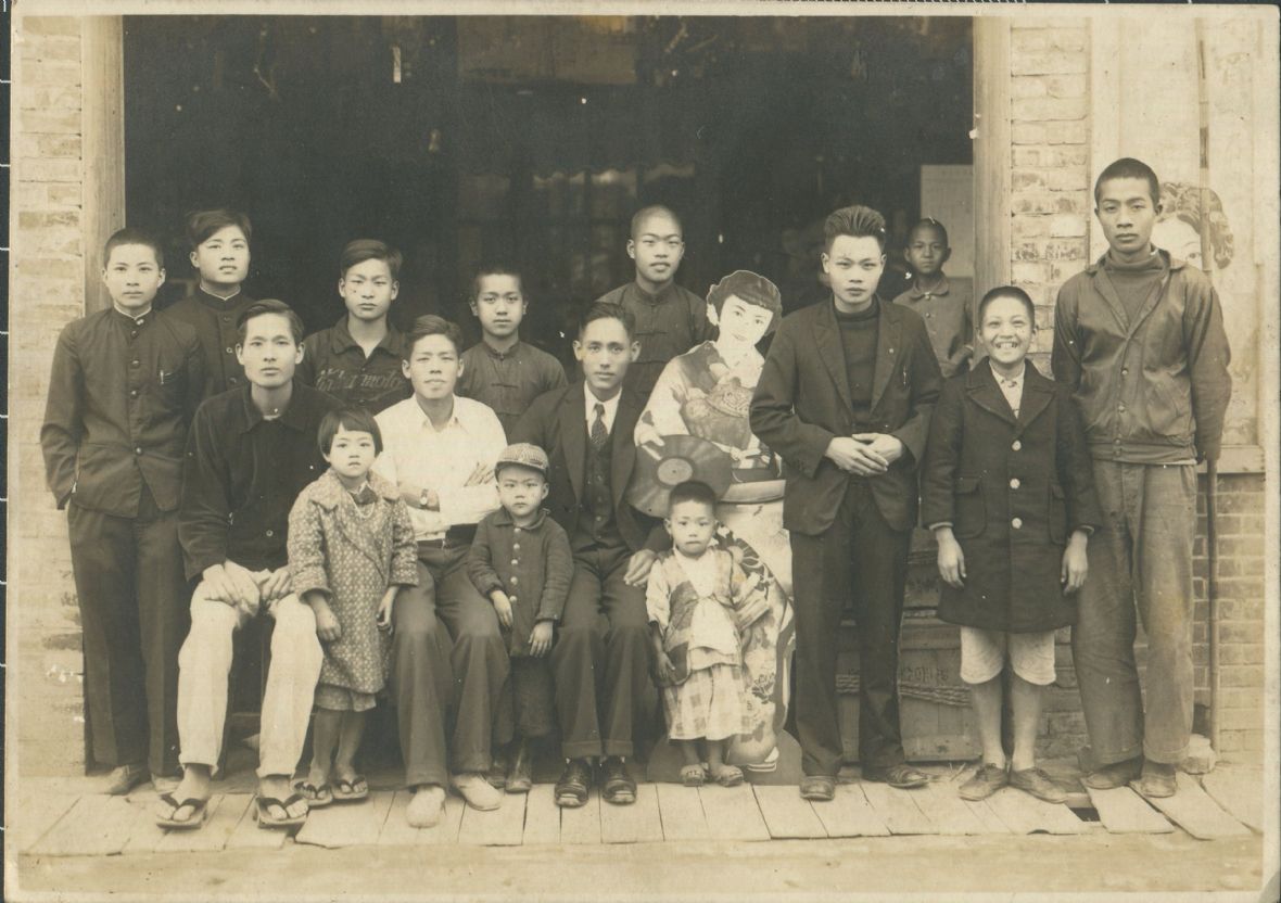 3.日昭和12年（1937）萬得商店前員工合影，温次勝坐在前左一。温成達/提供