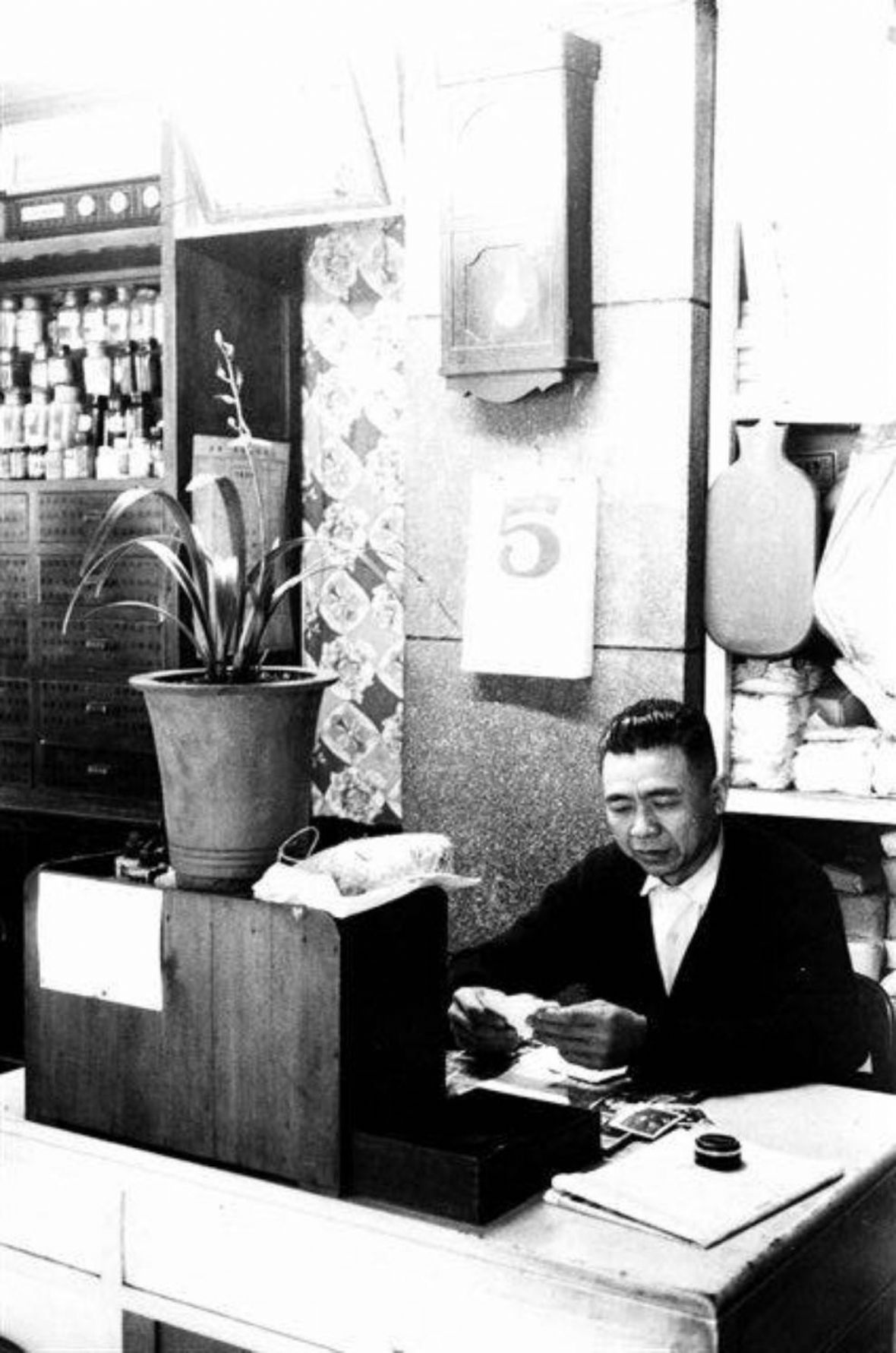 7. 張肇圓在保生堂工作照。張興生/提供