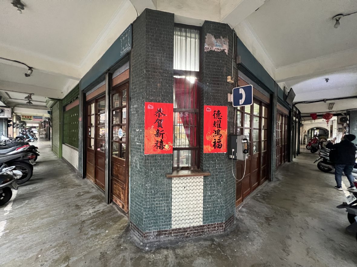 9.保生堂昔日深夜取藥窗口。