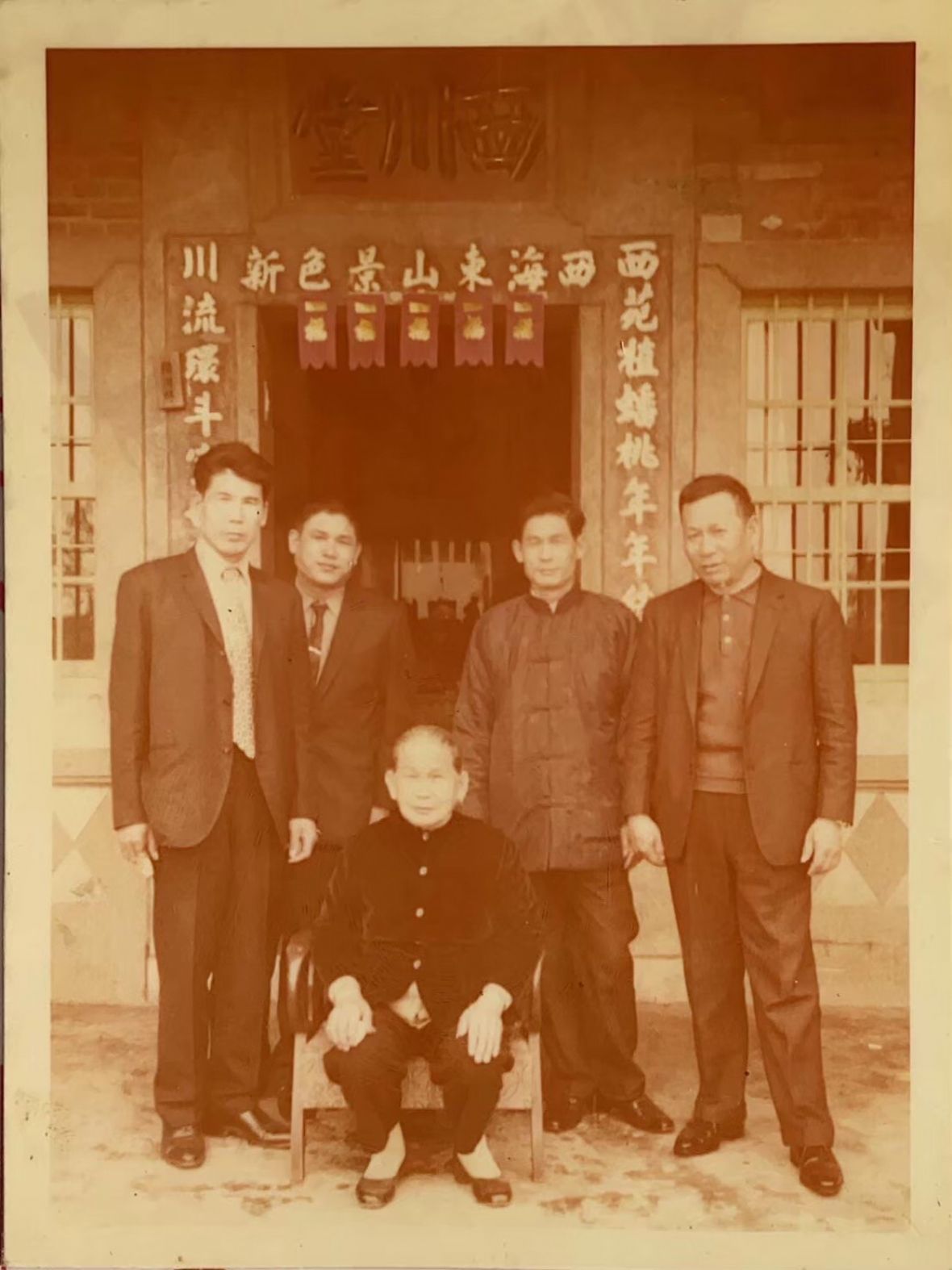 11. 賴雙喜（後右一）與弟弟雙旺、雙福、雙德四人在頭份後庄老家與媽媽賴莊延合影。賴金榮/提供