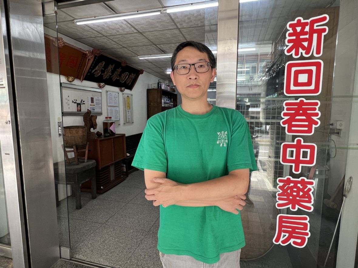 13.新回春中藥房由第三代賴逢彰經營。