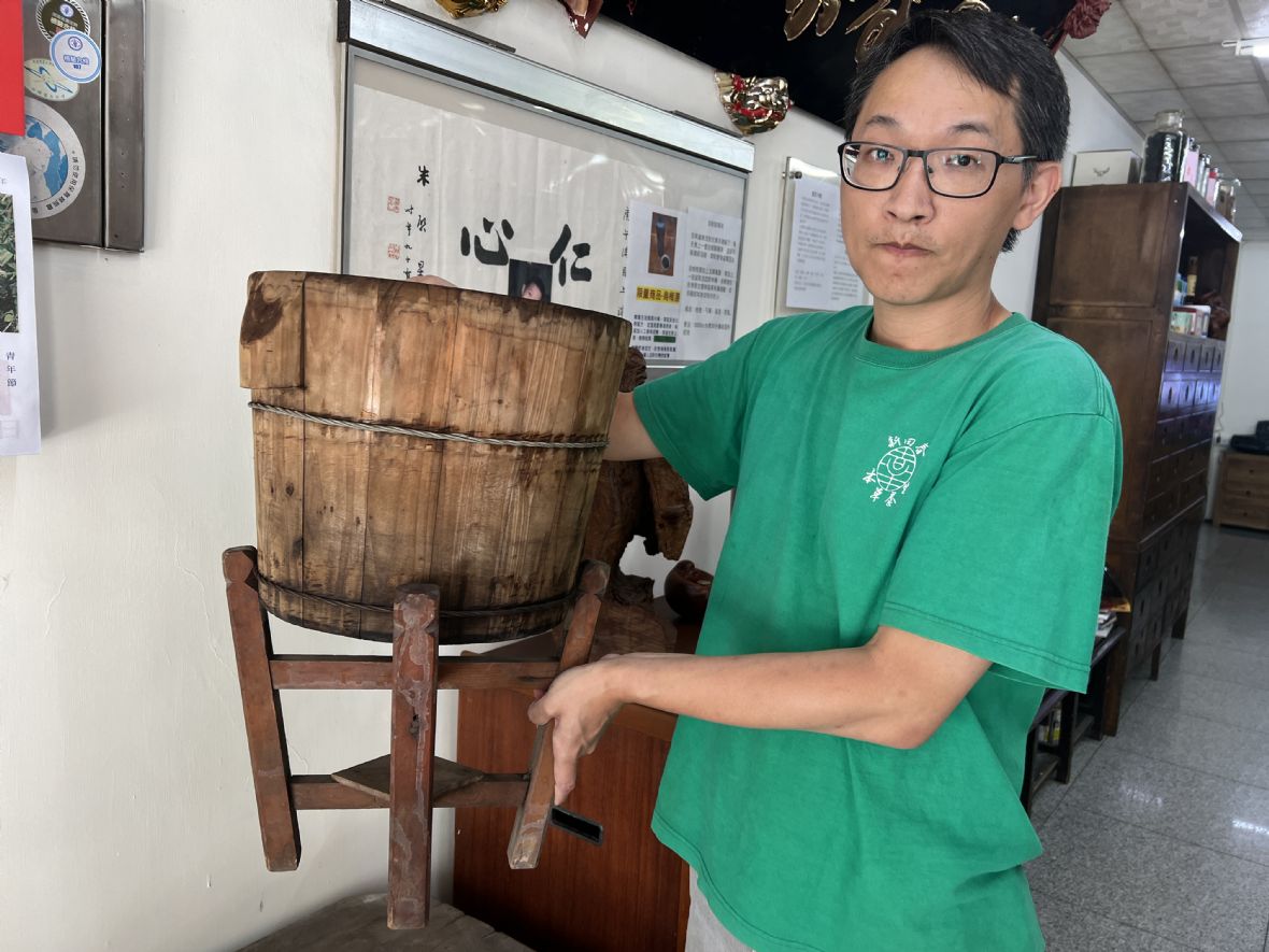 14. 新回春中藥房賴逢彰保存阿公蒸熟地的木甑。