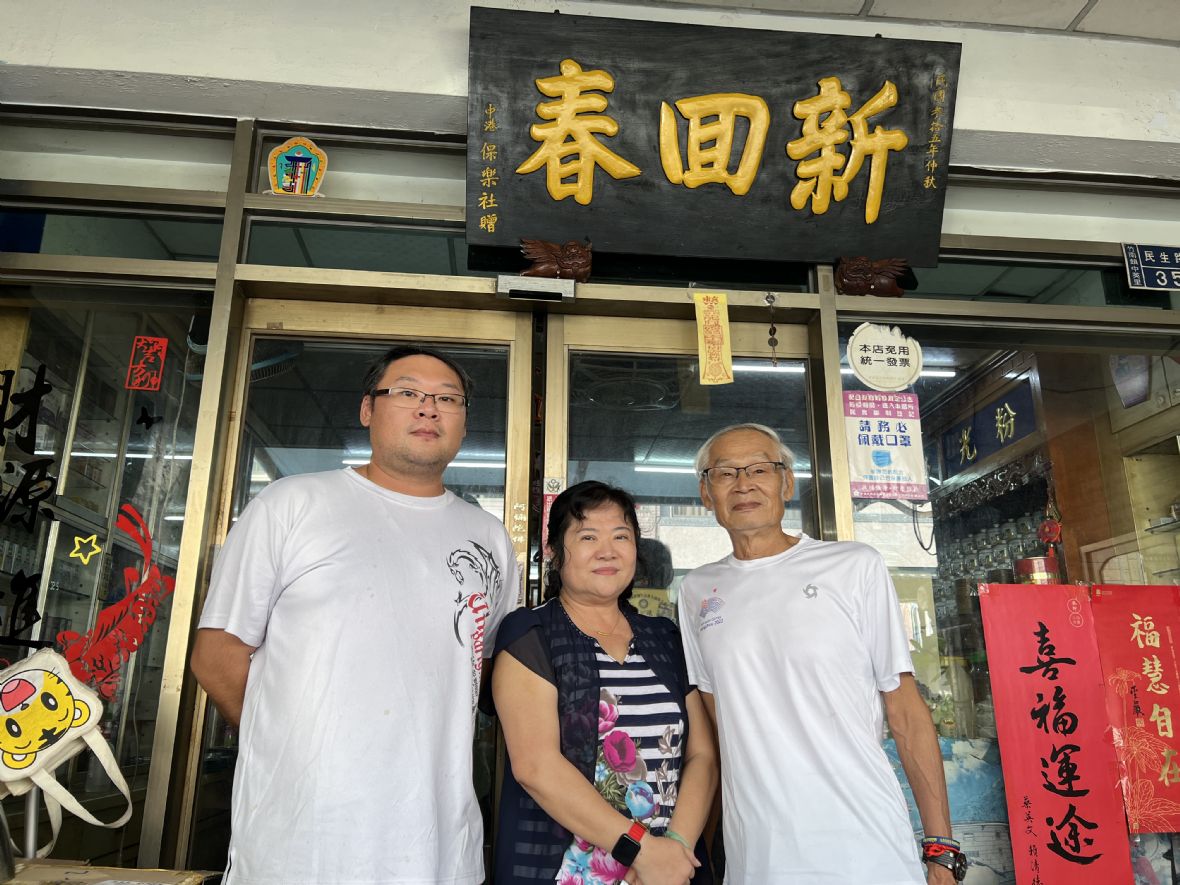 16.新回春創店招牌掛在福記新回春，目前由第二、三代共同經營。