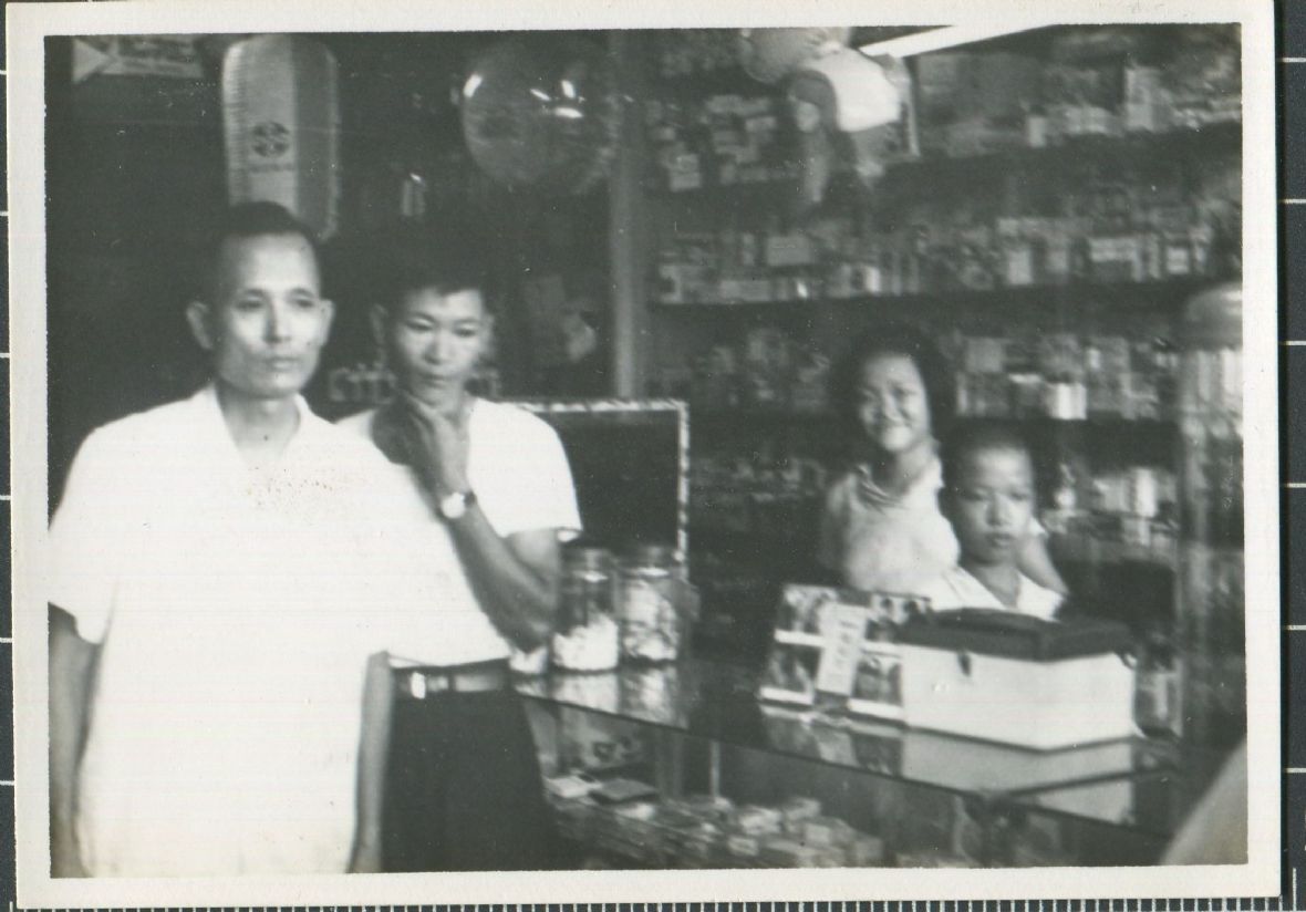 21. 新生堂店面照片，左一?次勝，右為當年請來家煮飯的幫傭。?成達/提供