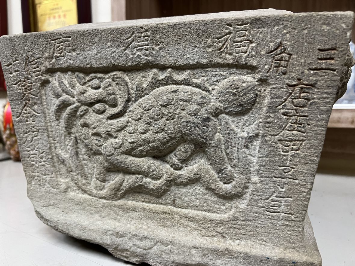 8.正南里保民宮保存昔日三角店庄信士捐奉的石香爐。