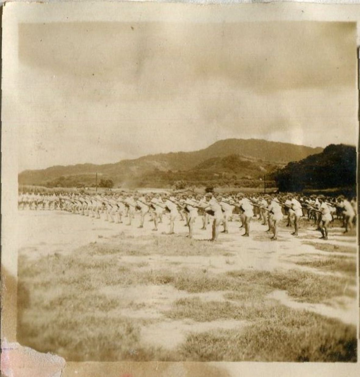 1. 民國43年古石明台中車籠埔操練刺槍術照片。古石明/提供