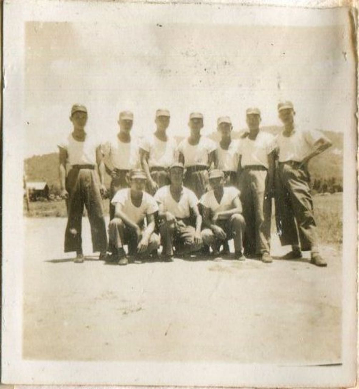 2.民國43年古石明（右一）在台中車籠埔服役與班員合影。古石明/提供