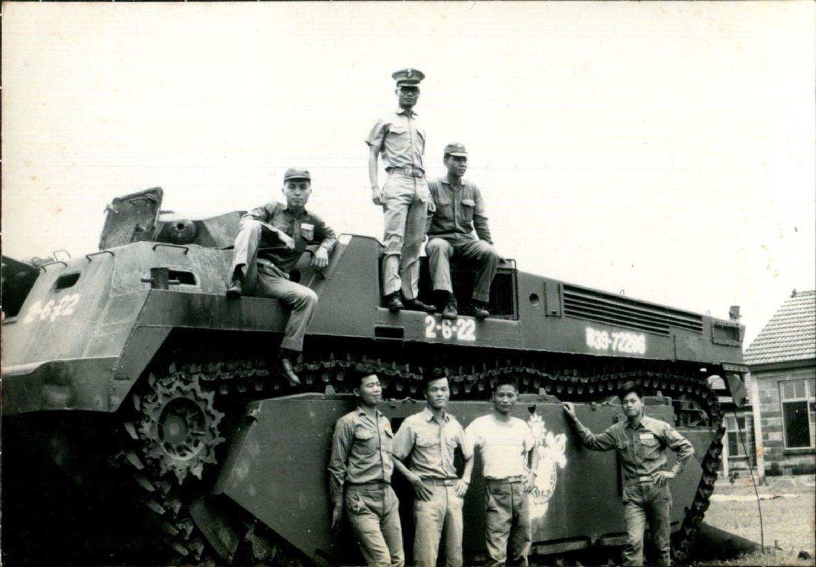 3.李烈熙（前左三）海軍陸戰隊服役與水鴨仔同袍合照。李烈熙/提供