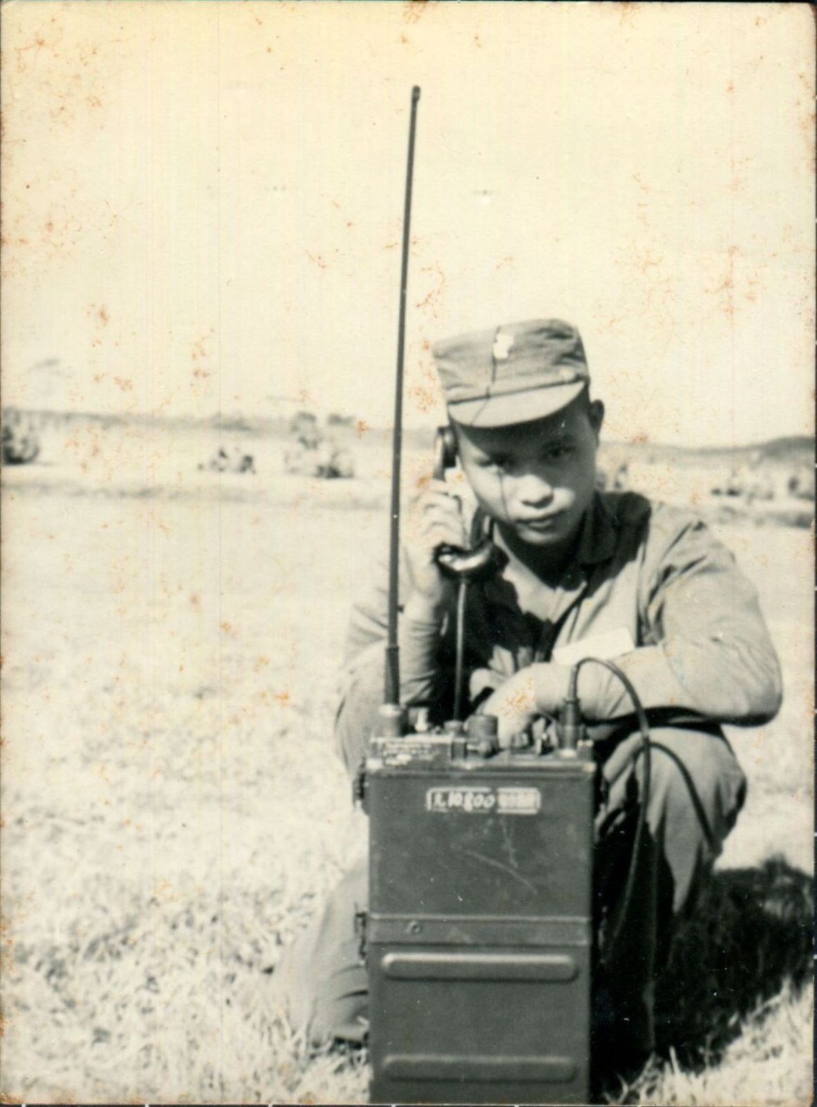 4.李烈熙與拐拐無線電發話機合影。李烈熙/提供