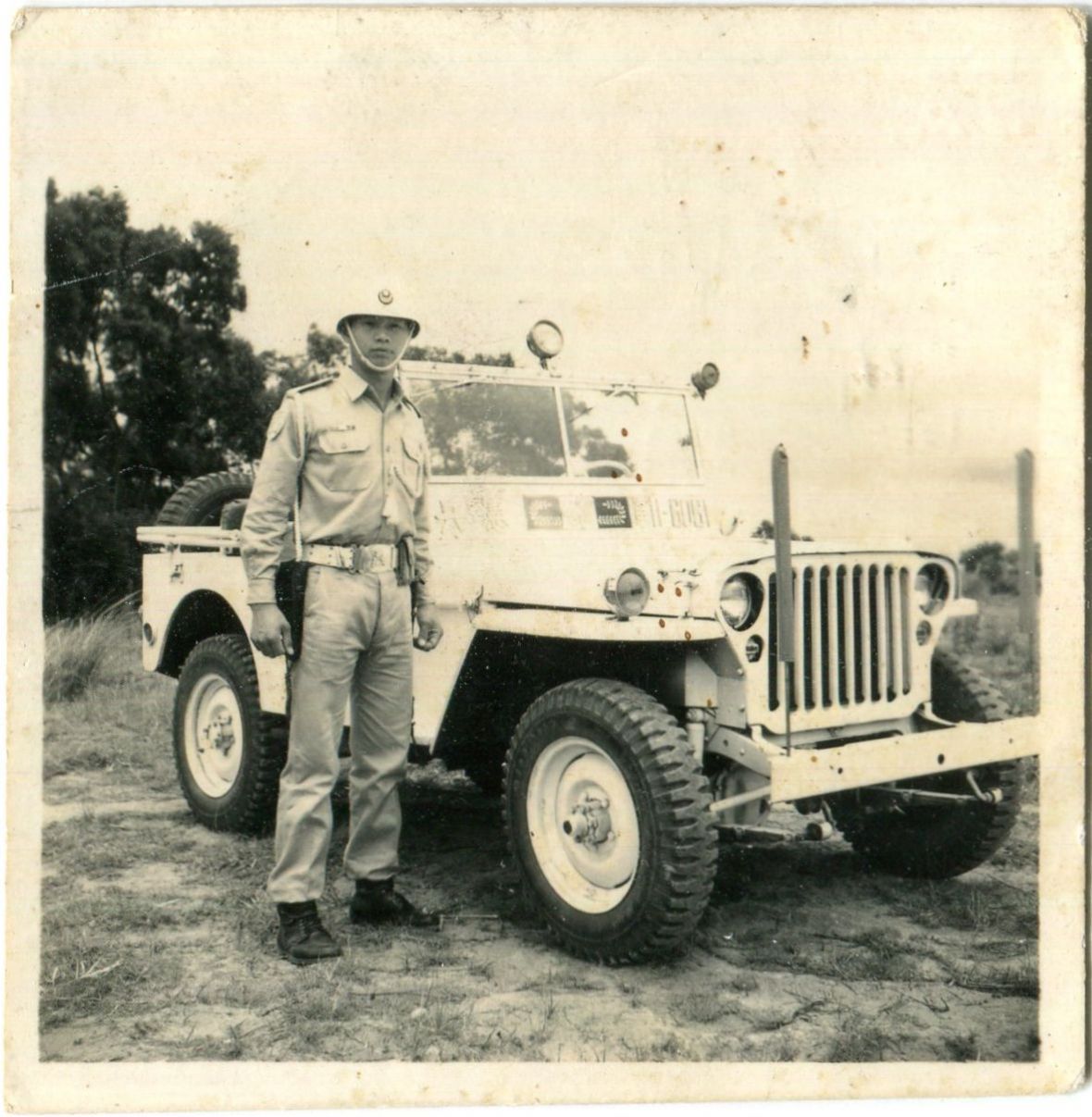 7.葉俊雄與憲兵車合照。葉俊雄/提供