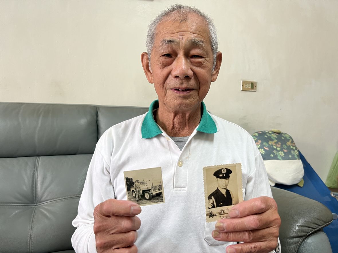11.葉俊雄保存當兵照。