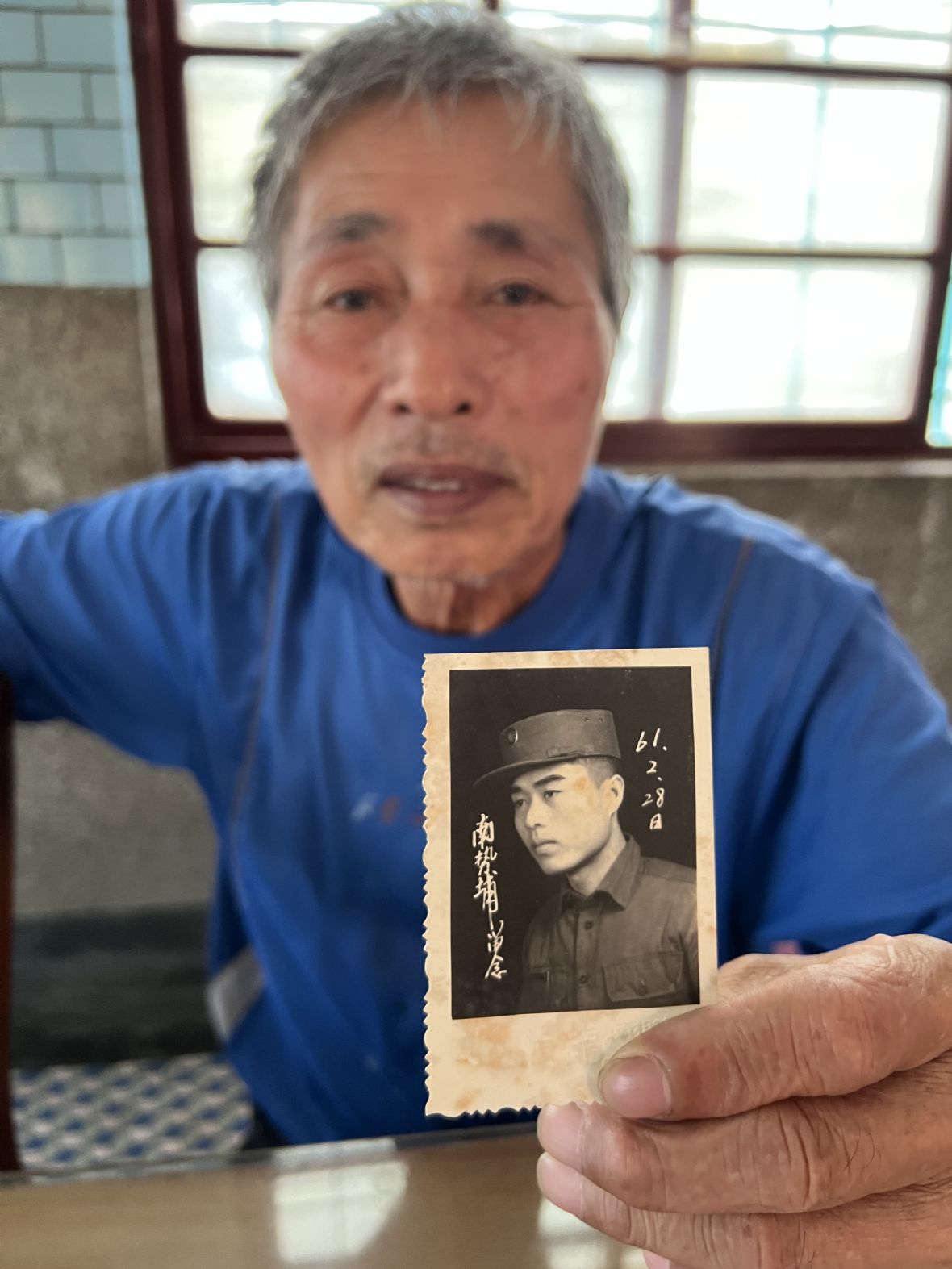 12.黃阿泉與當兵照。