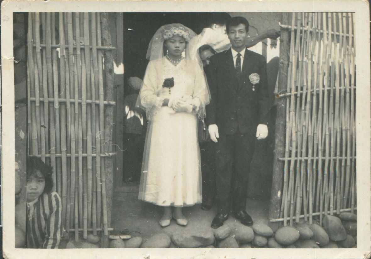 2. 陳秀春民國54年結婚合照，因為暈車加暈轎，略帶憔悴。陳秀春/提供