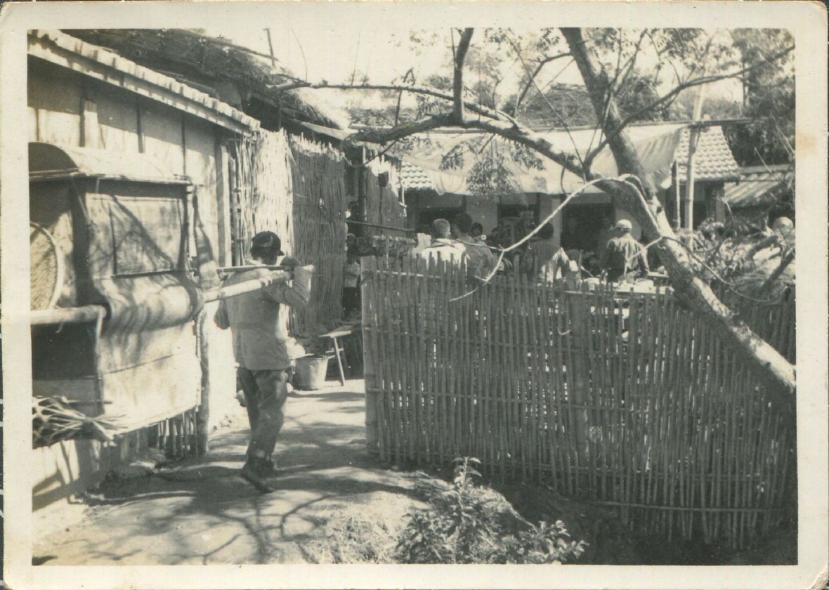 3. 陳秀春民國54年搭轎出嫁，婚轎正進入夫家院子。陳秀春/提供