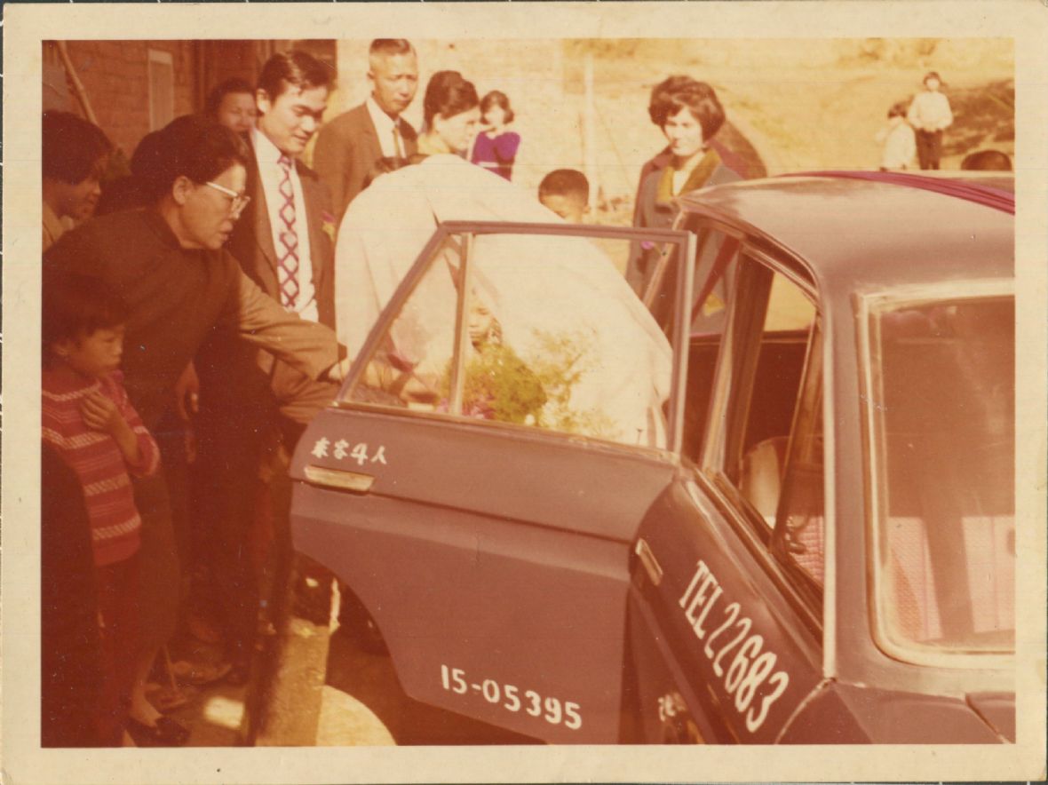 7.民國60年，許銘煌結婚包計程車載新娘。