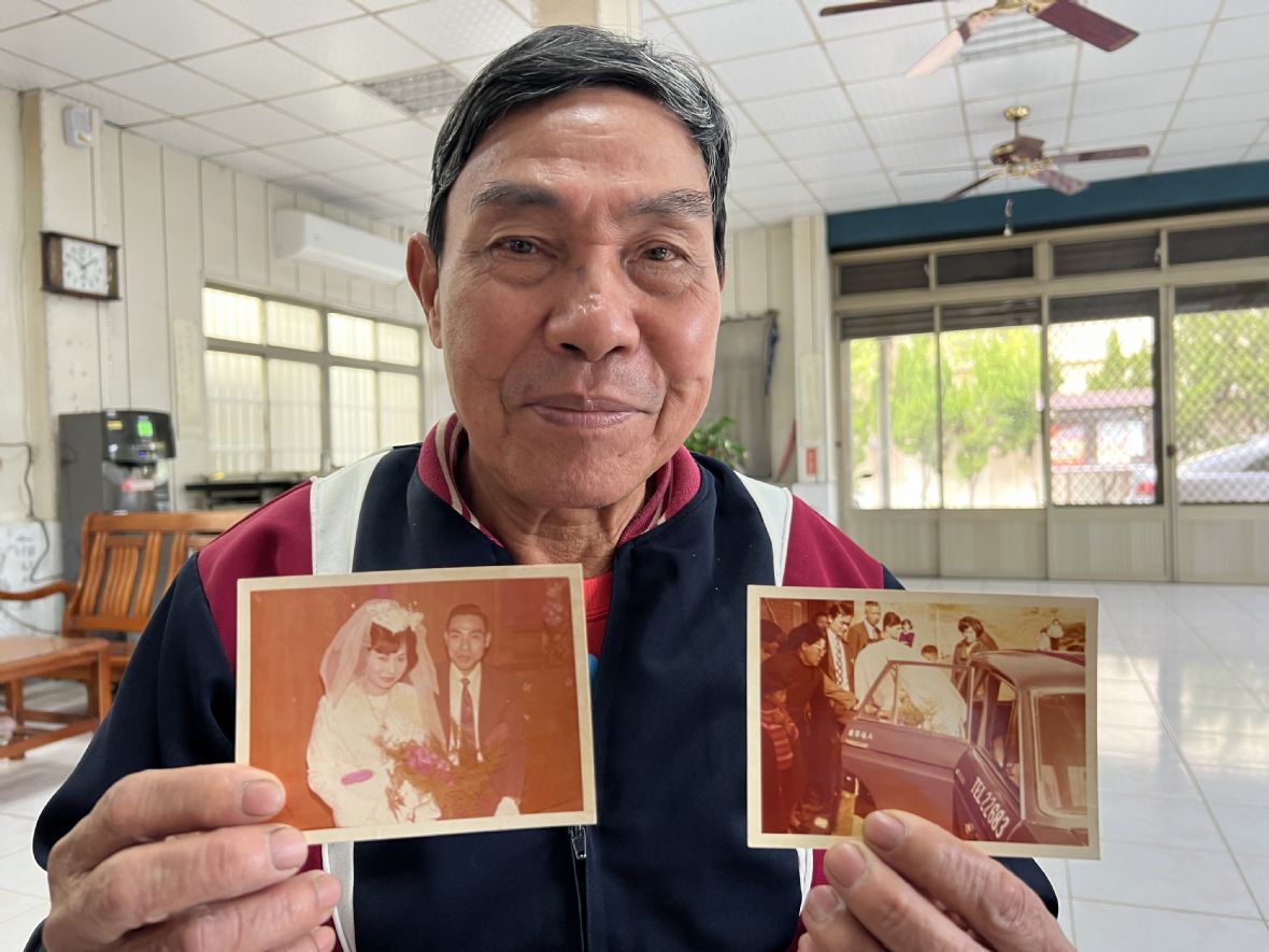 8. 許銘煌保存當年結婚照。