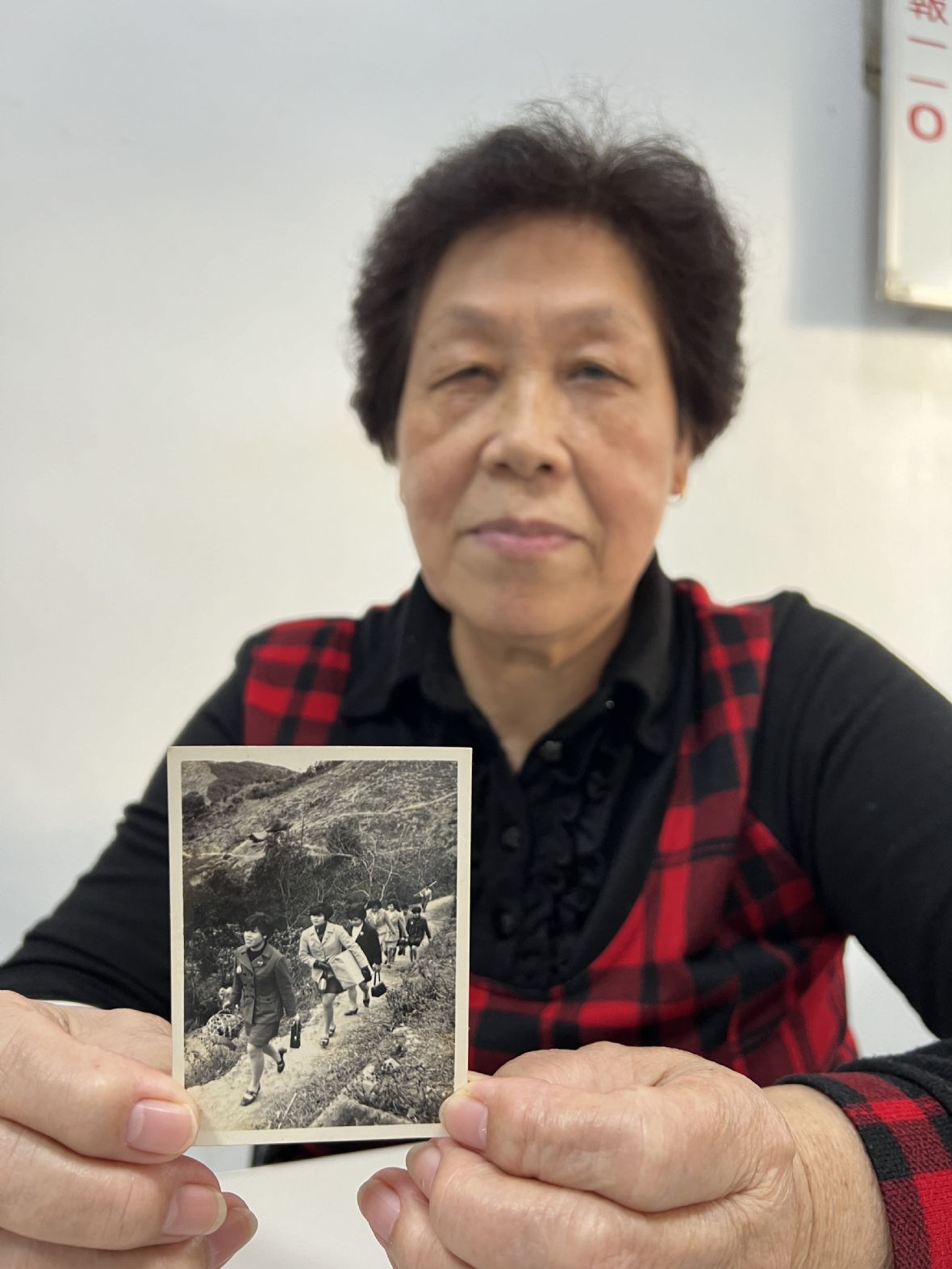 11.邱瑞英保存當年手提帶路雞陪嫁照片。