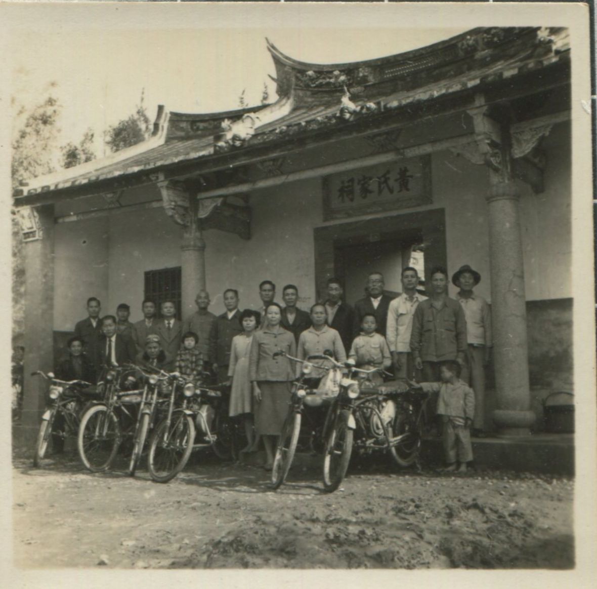 3.機車出遊大潭照。溫次勝提供