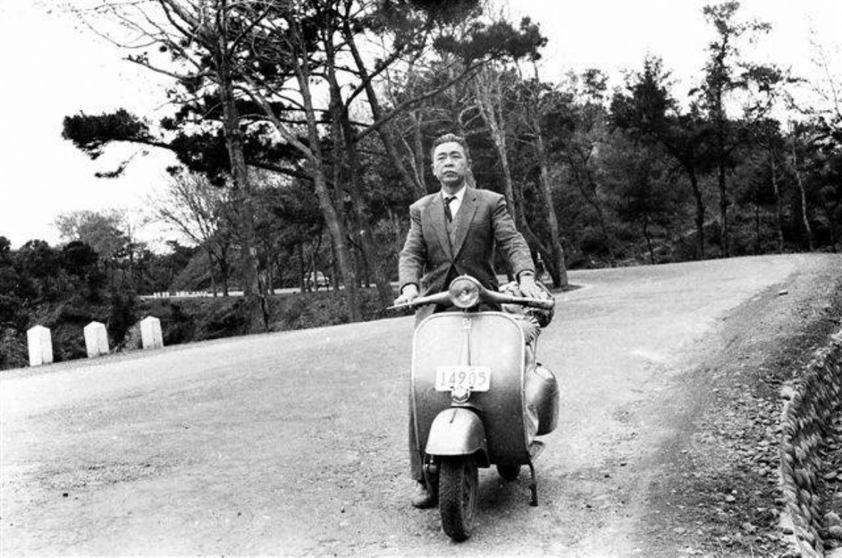 6.張肇圓與偉士牌機車。