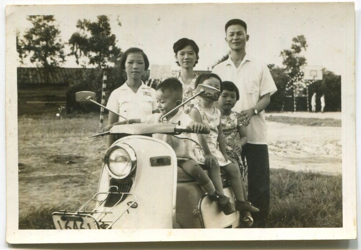 7.古石明一家與兔子機車合影。古石明提供