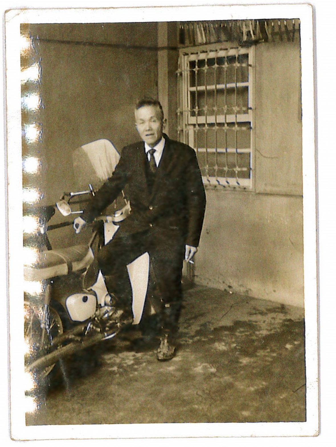 8.邱仁康與機車合照。邱裕佐提供