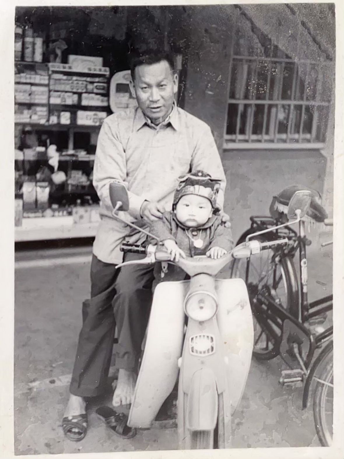 9.賴雙喜與孫子跟機車合影。賴逢彰提供