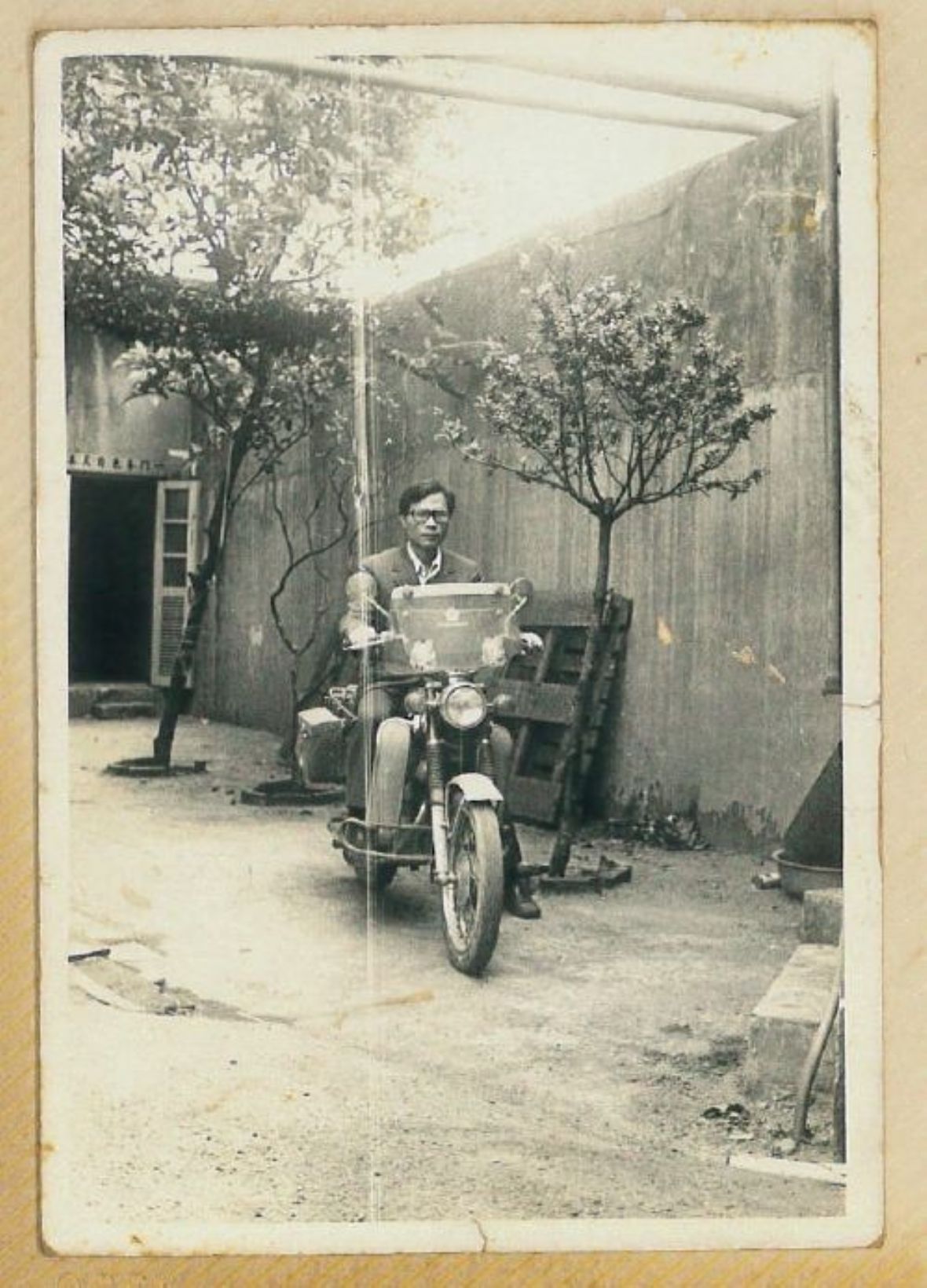 11.曾文奇與機車照。曾文奇提供