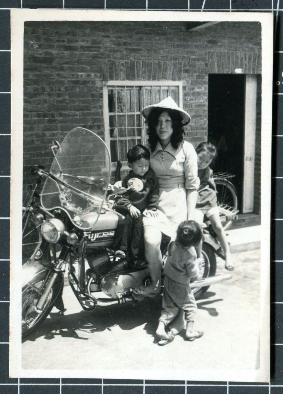 12邱瑞英與機車合影。邱瑞英提供