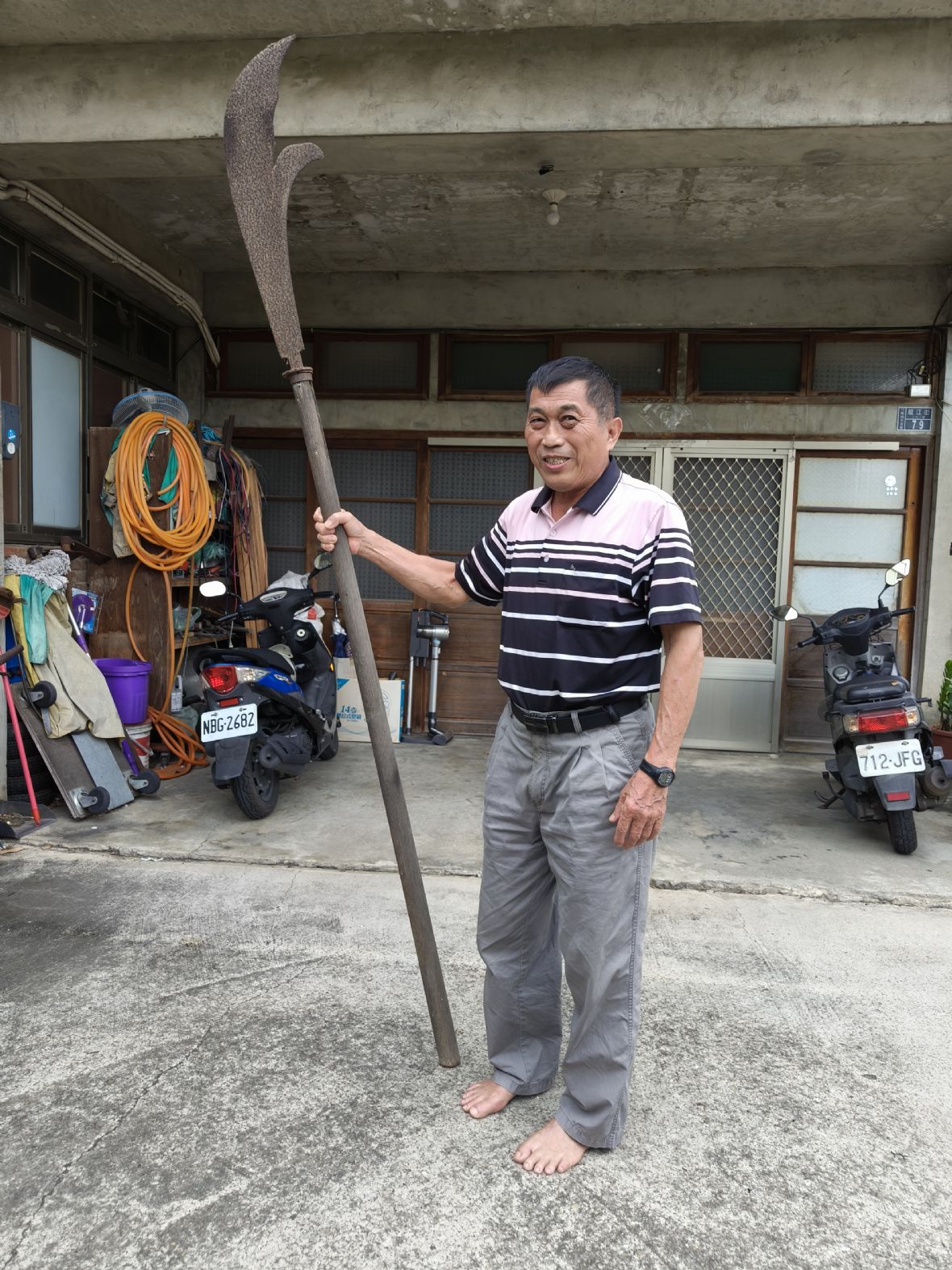 5.鄧進興以前練武用大刀。