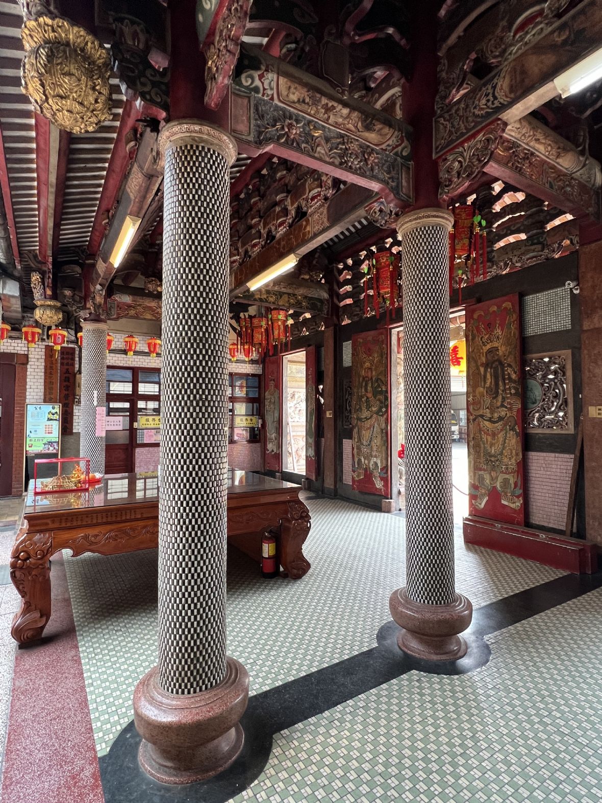9.	五穀宮拜殿大量使用馬賽克磁磚。