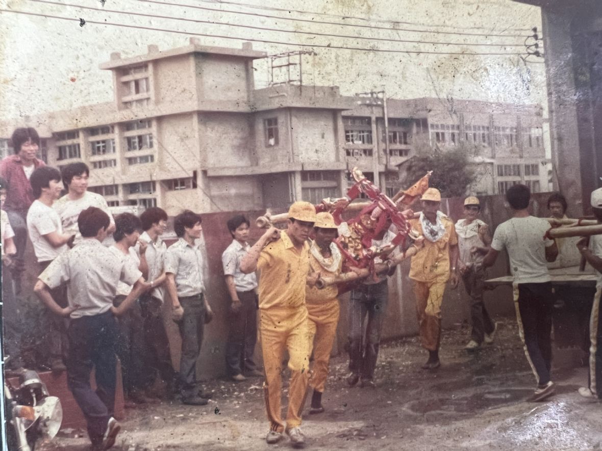 14.陳天送扛三媽神轎照片。