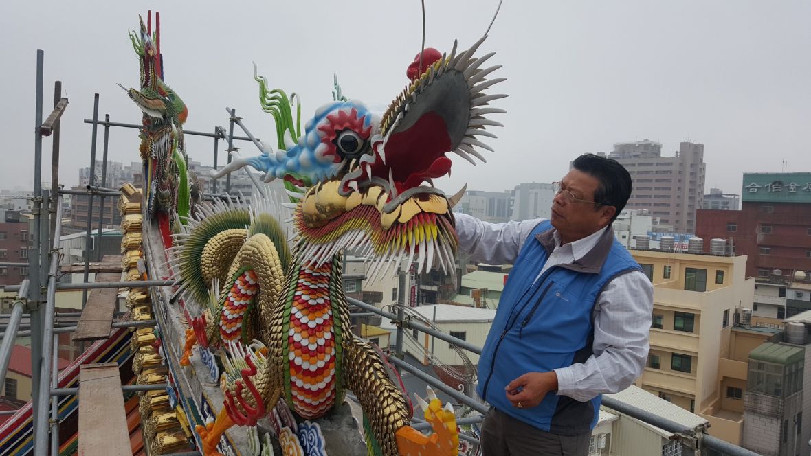 2. 鄭盛宏剪黏工作照。鄭盛宏提供