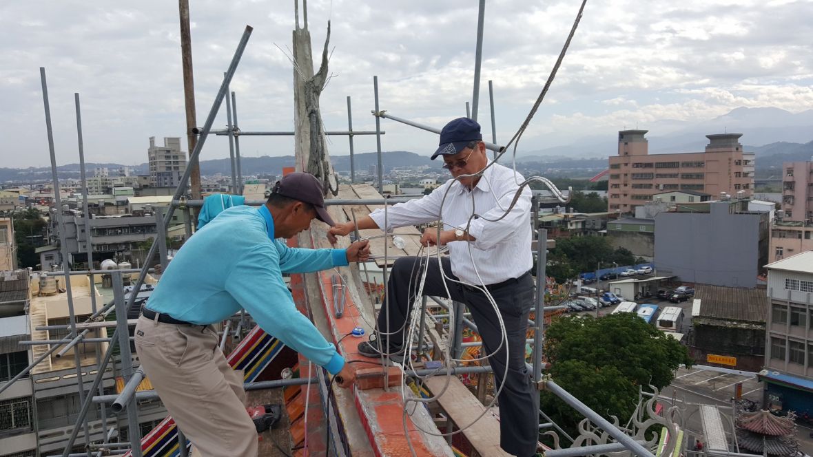 3.鄭盛宏屋頂工作照。鄭盛宏提供。